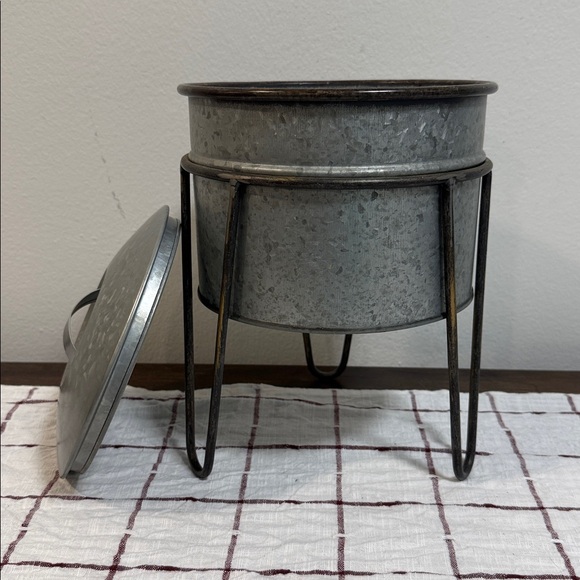 NWT Better Home and Gardens Galvanized Pot with Stand and Lid - Picture 2 of 3